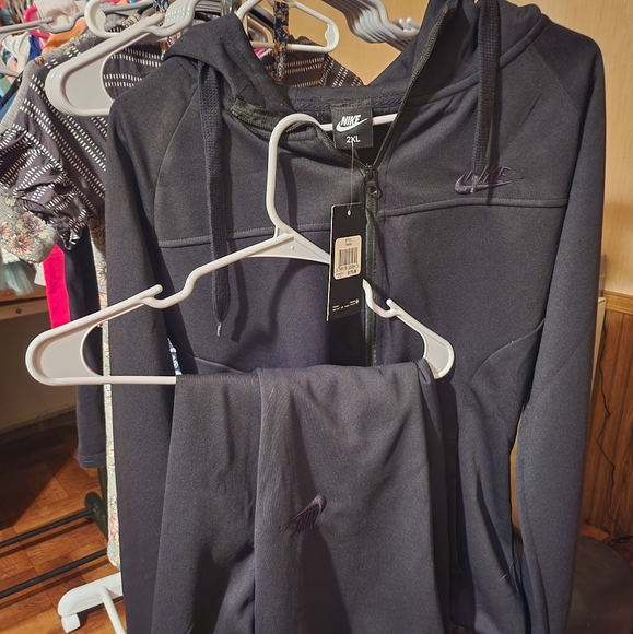 Lady Nike suits - Picture 2 of 3